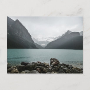 Postal Lago Louise bajo la lluvia