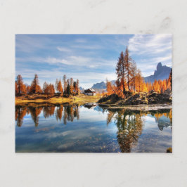 Postal Lago reflectante en las montañas Dołomiti italiana