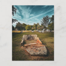 Lápida antigua desgastada en cementerio histórico