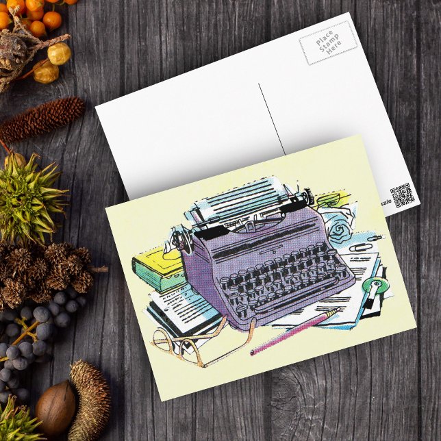 Postal Lápiz de papel de máquina de escribir herramientas (Vintage purple manual typewriter paper books for writers on yellow postcard.)
