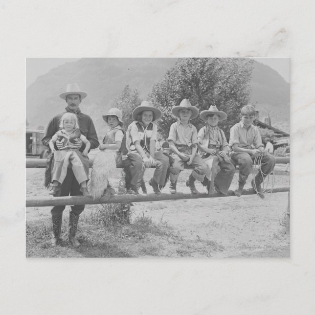 Postal Larry Larom con seis niños (Anverso)
