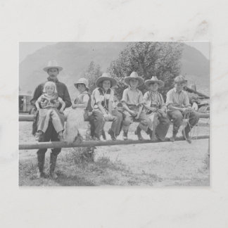 Postal Larry Larom con seis niños