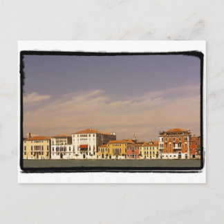 Postal Las casas frente al mar, Venecia, Italia.
