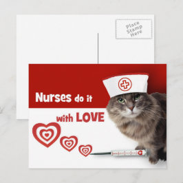 Postal Las enfermeras lo hacen con amor. Gato divertido 