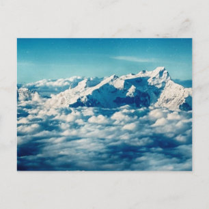 Postal Las montañas Himalayas en las nubes cielo azul