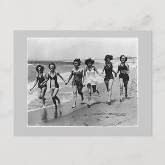 Postal Las mujeres corren en la playa, los años 40