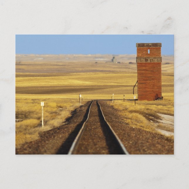 Postal Las vías ferroviarias conducen a un viejo granero  (Anverso)