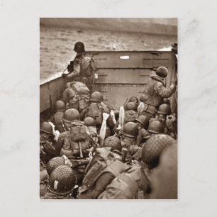 Postal LCI y soldados en la cabeza de playa de Omaha