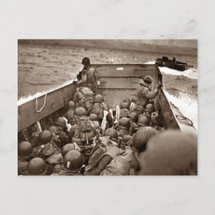 Postal LCI y soldados en la cabeza de playa de Omaha