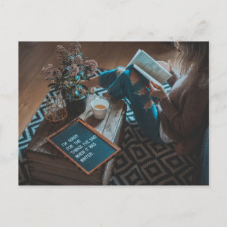 Postal lectura con una taza de té literaria
