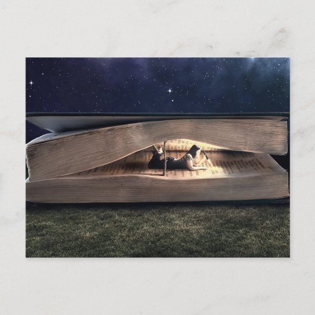 Postal Lectura de la mujer dentro del libro en la noche (Anverso)