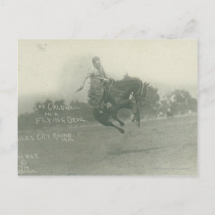 Postal Lee Caldwell montando el diablo volador.