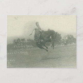 Postal Lee Caldwell montando el diablo volador.