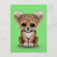 Leopardo lindo Cub del bebé en verde