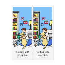 Leyendo niño con un rollo de marcadores de labrado