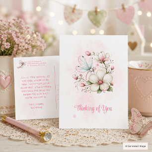Postal Libélula y Flor Caprichosas de Color Rosa Pensando