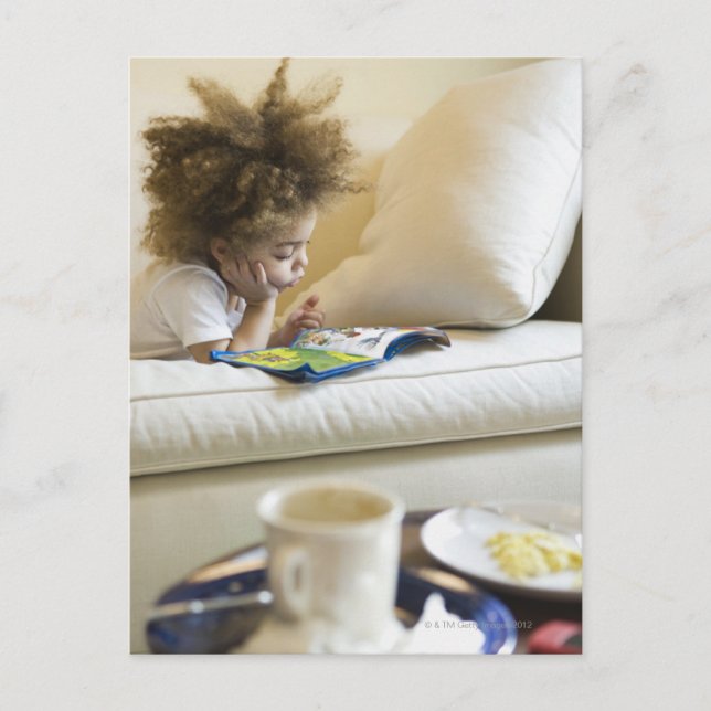 Postal Libro de lectura del muchacho de la raza mixta en (Anverso)