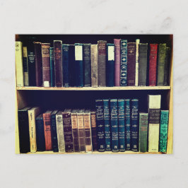 Postal Libros de época en una estantería