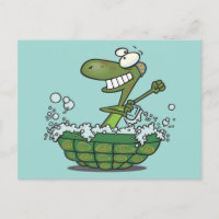 linda tortuga bañándose en su tina de concha limpi