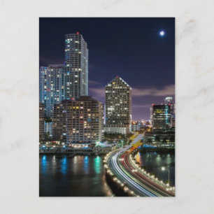 Postal Línea aérea de Miami con puente por la noche
