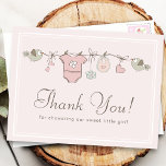 Postal Línea de ropa rosa adorable | Baby Shower Gracias<br><div class="desc">A tu huésped de la ducha de bebé le encantará esta postal rosa de agradecimiento con un tendedero para bebés y pájaros que los transportan.</div>