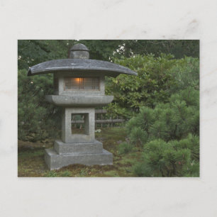 Postal Linterna de piedra iluminada en un jardín japonés