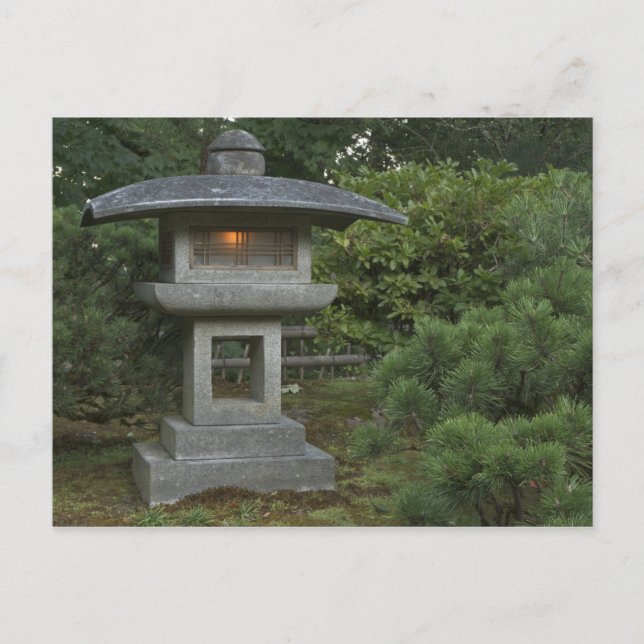 Postal Linterna de piedra iluminada en un jardín japonés (Anverso)