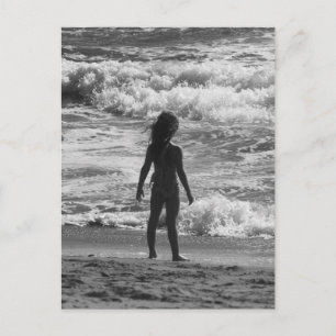 Postal Listo para enfrentar al mundo - Chica en la playa