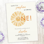 Postal Little Sunshine First Birthday Invitation<br><div class="desc">Celebra tu pequeño rayo de sol con este lindo diseño de cumpleaños. Con escritura moderna texto funda inferior y un alegre sol de color amarillo en un suave fondo crema. El reverso presenta un borde de patrón de brillo solar que coincide. Puede realizar fácilmente el personalizar de la invitación a...</div>