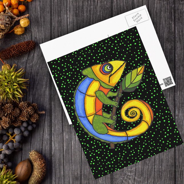 Postal Lizard colorido en una rama (Colourful abstract lizard with leaf on branch on black with green polka dots postcards.)