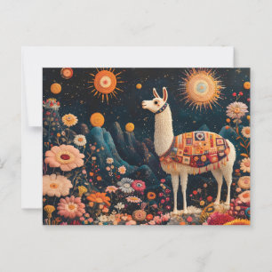 Postal Llama caprichosa en un paisaje floral estelar