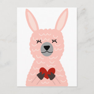 Postal Llama rosa sosteniendo un corazón