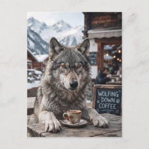 Postal Lobo con gafas bebiendo café en una estación de es