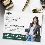 Postal Logotipo de marketing inmobiliario Realtor Farming<br><div class="desc">Captura la atención en tu vecindario objetivo con esta impresionante postal de propiedad inmobiliaria verde esmeralda, diseñada para elevar tus campañas agrícolas. Perfecto para mostrar tu experiencia y conectarte con potenciales vendedores en casa, esta postal te permite subir tu logotipo y foto para un toque personalizado y profesional. El elegante...</div>