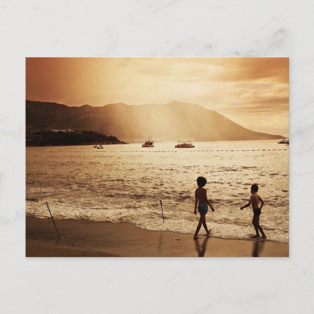 Postal Los niños juegan en la playa en tonos sepia (Anverso)