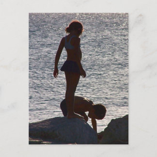 Postal Los niños juegan junto a las rocas, Divi SXM