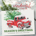 Postal Los saludos de la temporada de los camiones de col<br><div class="desc">Camión rojo color agua con pino navidad. Diseño de Navidades clásicos. Añada el logotipo de su empresa. Esta tarjeta es específicamente para Médicos Prácticos para enviar clientes para las vacaciones. Disponible aquí: http://www.zazzle.com/selectpartysupplies</div>