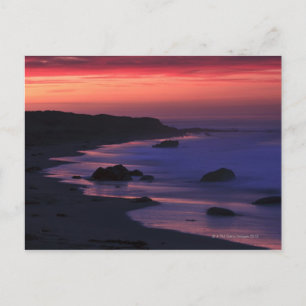 Postal Los tonos cálidos del amanecer se reflejan a lo la