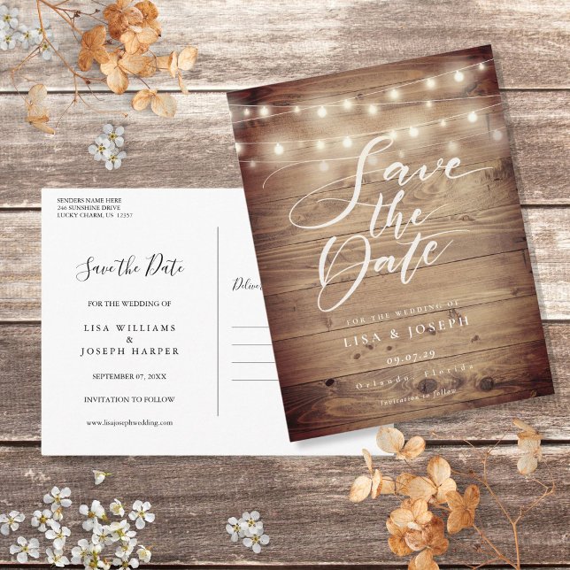 Postal Luces de Cuerda de Madera Rústica Anuncio de Fecha (Rustic Wood String Lights Script Save the Date Postcard)