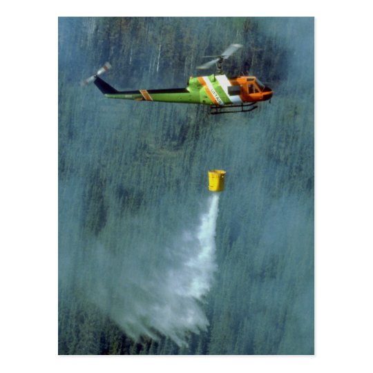 Postal Luchando un incendio forestal, al norte de