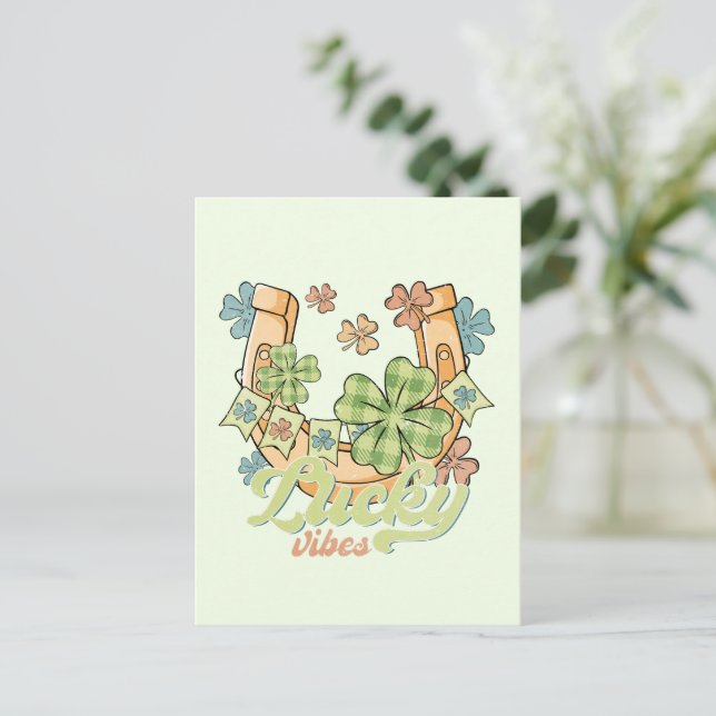 Postal Lucky Vibes - Coloridos Clovers y la herradura dor (Anverso de pie)