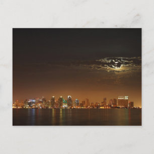 Postal Luna detrás de las nubes sobre San Deigo Californi
