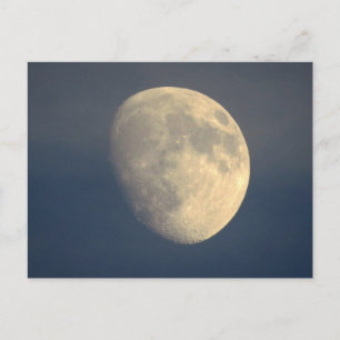 Postal Luna en una noche nublada