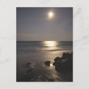 Postal Luna saliendo sobre el océano