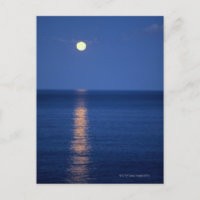 Luna sobre el lago de noche