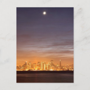 Postal Luna sobre San Francisco en diciembre nebuloso