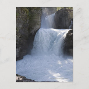 Postal Luz del sol en las cascadas en el lado de una