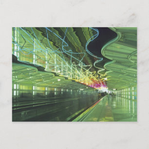 Postal Luz neón en el pasillo del aeropuerto de O'hare,