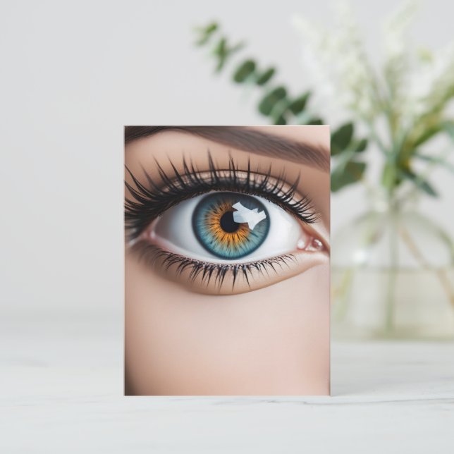 Postal macro ocular femenina (Anverso de pie)