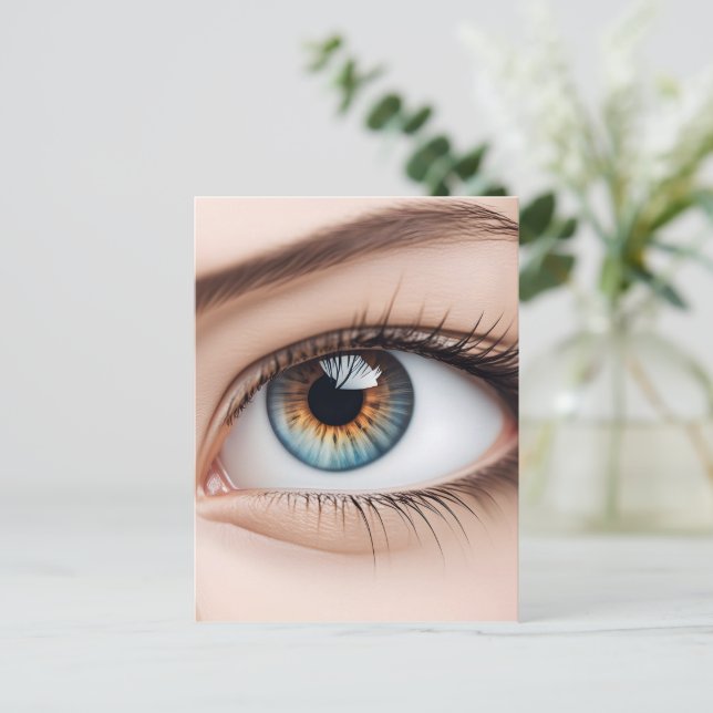 Postal macro ocular femenina (Anverso de pie)